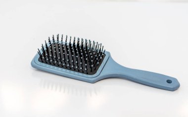 İzole edilmiş beyaz arkaplanda saç fırçası