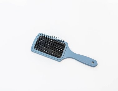 Beyaz arkaplanda mavi saç fırçası izole