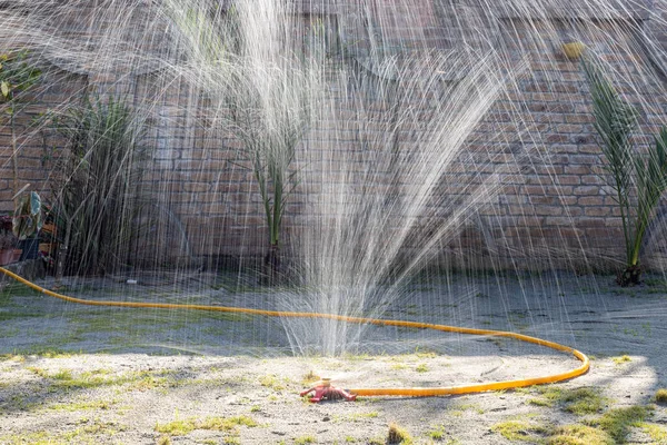 Watersproeier Spat Het Water Lucht Het Gazon Water Geven Selectieve — Stockfoto