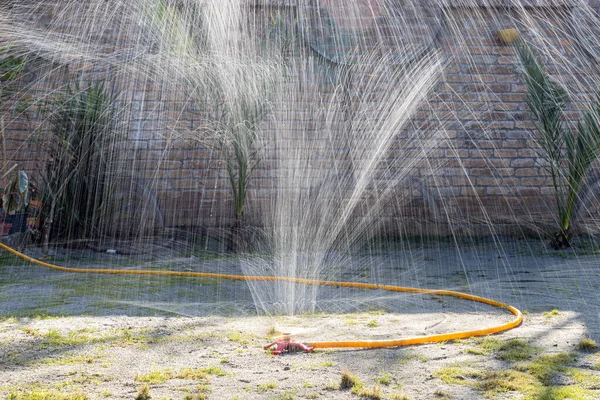 洒水器把水洒向各个方向 浇灌草坪 有选择的重点 — 图库照片