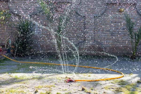 Lawn Water Sprinkler Systeem Water Geven Van Het Gazon Ochtend — Stockfoto