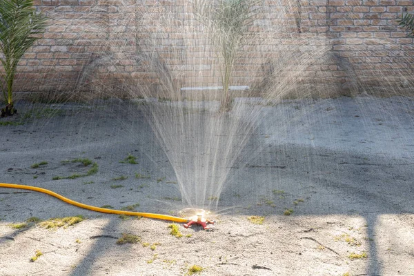 Tuin Gazon Irrigatie Sprinkler Systeem Water Geven Van Het Gras — Stockfoto