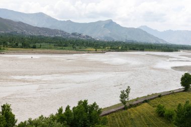 Pakistan 'ın kırsalında sel basmış bir nehrin yüksek açılı görüntüsü