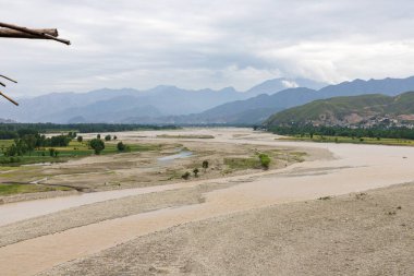 Pakistan 'ın SWAT Vadisi' ndeki fırtınadan sonra akan nehrin yüksek açılı görüntüsü.