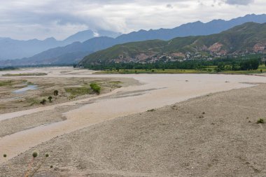 Pakistan 'ın kırsal kesimindeki Nehir SWAT nehrinde yüksek açılı sel manzarası