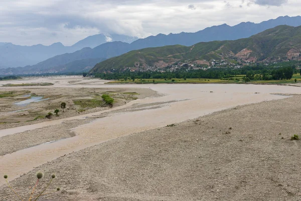 パキスタンの田舎での川のスワット川の洪水の高角度ビュー — ストック写真