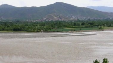 Dağın tepesinden nehir manzarasında yüksek seviyede sel var.