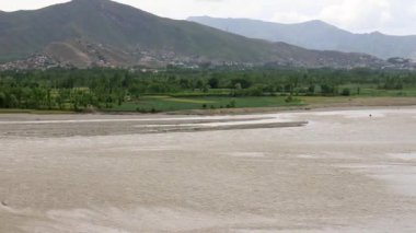 Nehirdeki sel bir dağın tepesinden geniş melek manzarasına vurur.