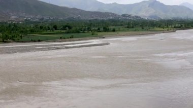 Pakistan 'ın kırsalında sel basmış bir nehrin yüksek açılı manzarası