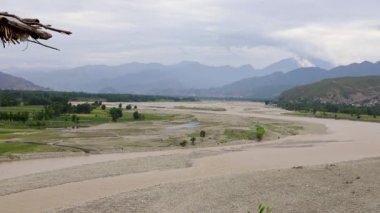 2023 baharında Pakistan 'ın Khyber Pakhtunkhwa şehrindeki Swat Vadisi' nde bir sel nehrinin kuş bakışı görüntüsü.