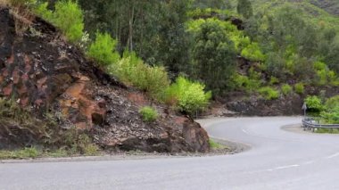 Dağlarda virajlı bir yol. Tatil ve seyahat konsepti.
