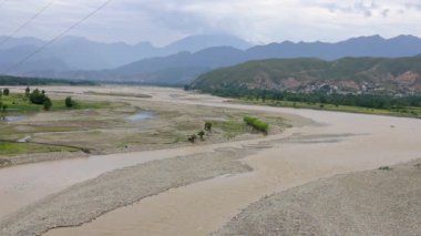 Vadideki bir fırtınadan sonra nehirdeki su baskını