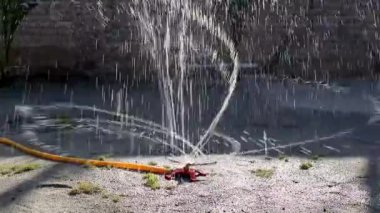 Su püskürtücü her tarafa su sıçratıyor.