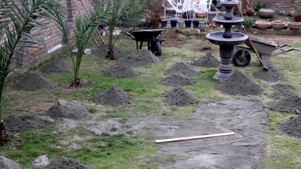 芝生の上で砂を舗装し 平準化 — ストック動画