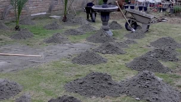 모래를 이용해서 잔디밭의 표면을 평평하게 — 비디오