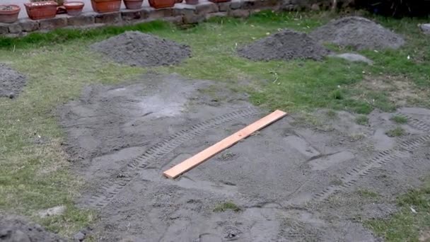 모래를 사용하여 잔디밭의 표면을 평평하게 — 비디오