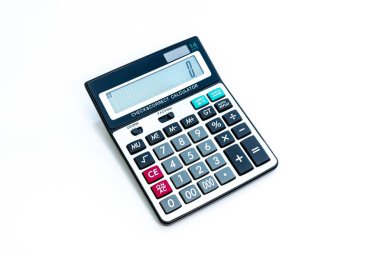 Beyaz arkaplanda izole edilmiş büyük düğmeleri olan hesap makinesi