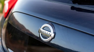 SWAT, Pakistan - 19 Mayıs 2023: Nissan otomobilinin seçici odaklı yakın plan logosu