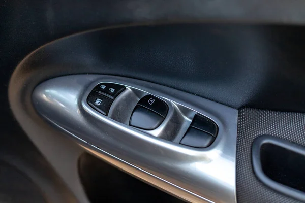 Nissan Juke 2012窗户控制面板和锁解锁按钮 — 图库照片
