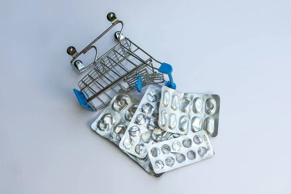 Konsumerade Piller Och Tabletter Remsor Mini Shoppingvagn Begreppet Läkemedelsförbrukning — Stockfoto