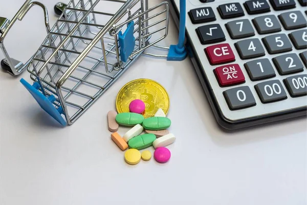 Küçük Market Vagonunda Şifreleme Paraları Hesap Makinesiyle Ilaçlar Geleceğin Kripto — Stok fotoğraf