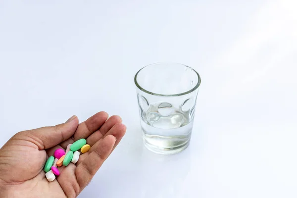 Punhado Várias Pílulas Copo Água Fundo Foco Seletivo — Fotografia de Stock
