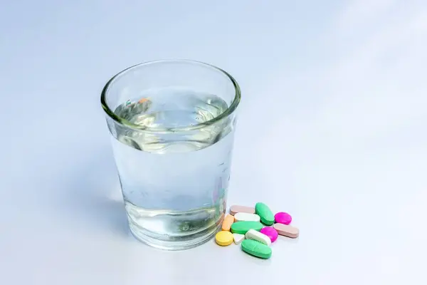 Várias Pílulas Comprimidos Médicos Com Copo Cheio Água — Fotografia de Stock
