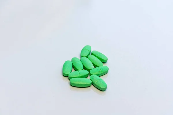 Heap Van Groene Pillen Een Witte Geïsoleerde Achtergrond — Stockfoto