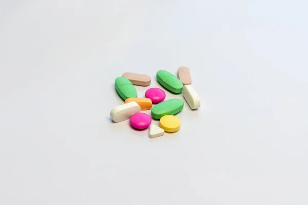 Färgglada Piller Och Tabletter Kosttillskott Vit Isolerad Bakgrund — Stockfoto