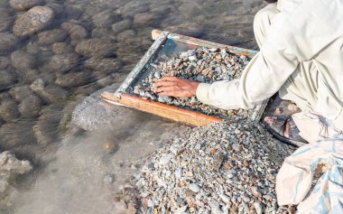 Adam zümrüt zümrüt madenindeki mezarları yıkıyor ve duruluyor. Zümrüt değerli taş parçaları bulmayı umuyor.