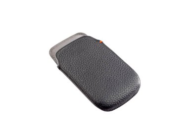 Beyaz arkaplanda cep telefonu siyah deri çanta