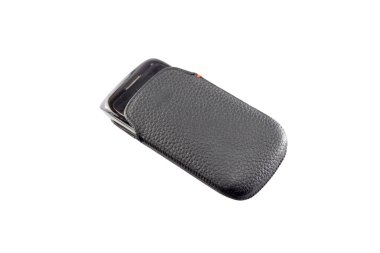 Deri kılıflı cep telefonu beyaz izole edilmiş arka planda.