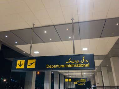 Peşaver, Pakistan - 13 Ağustos 2022: Peşaver havaalanındaki kalkış tabelası