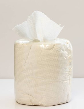 Beyaz arka planda beyaz kağıt rulo