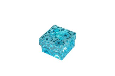 Beyaz arka planda şeritli mavi kare hediye kutusu