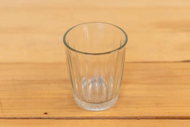 Bardak boş tahta masaya yakın plan seçici odak ile.