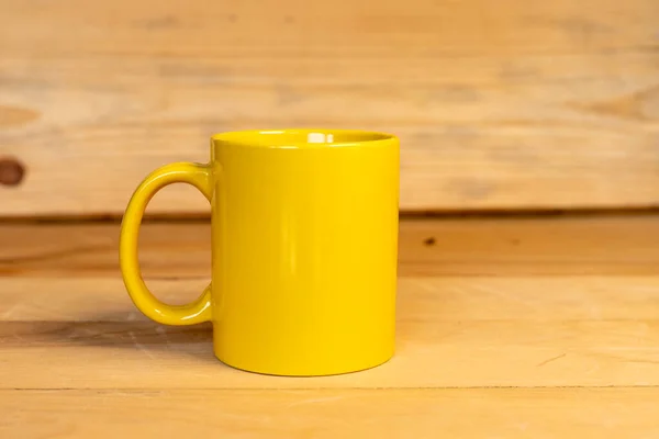 Желтая Чашка Деревянном Столе Селективное Фокусирование Пространством Копирования — стоковое фото