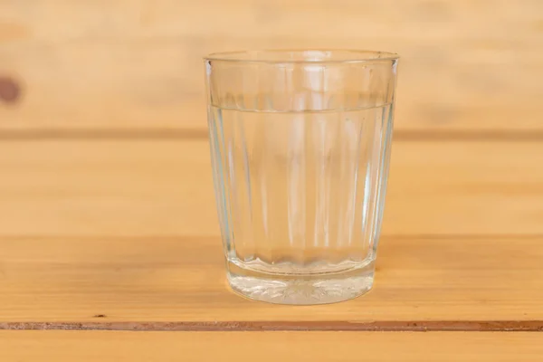 Ένα Ποτήρι Νερό Ένα Ξύλινο Τραπέζι Επιλεκτική Εστίαση — Φωτογραφία Αρχείου