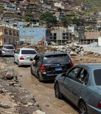 Bahreyn Vadisi 'ndeki sel baskını nedeniyle Kalam Bahreyn yolu kapandıktan sonra trafiğe takılan turistler: Bahreyn SWAT, Pakistan - 12 Haziran 2023