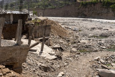 Pakistan 'ın SWAT Vadisi' ndeki ağır sel yüzünden yıkık dökük dükkanlar, oteller ve evler..