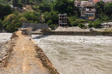 Asfalt yol, Pakistan 'daki SWAT Vadisi' nde şiddetli yağmur ve sel yüzünden yıkıldı ve yıkıldı.