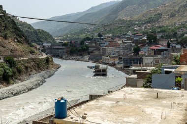 Pakistan Bahreyn Vadisi 'ndeki sel baskınında terk edilmiş bina hasar gördü.