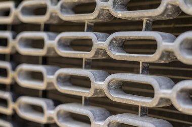 Araç ön güvenlik ızgarası yakın plan. seçici odak