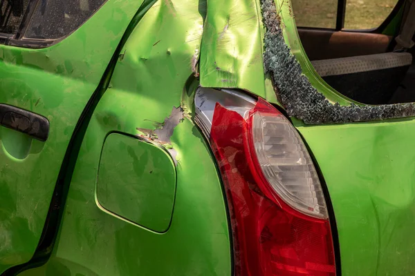 Hatchback Accidente Coche Totalmente Destruir Primer Plano Del Coche —  Fotos de Stock