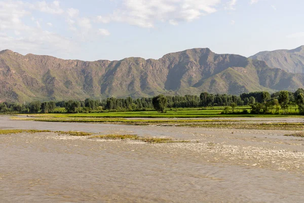パキスタンの田舎の農地に沿った洪水の川 — ストック写真