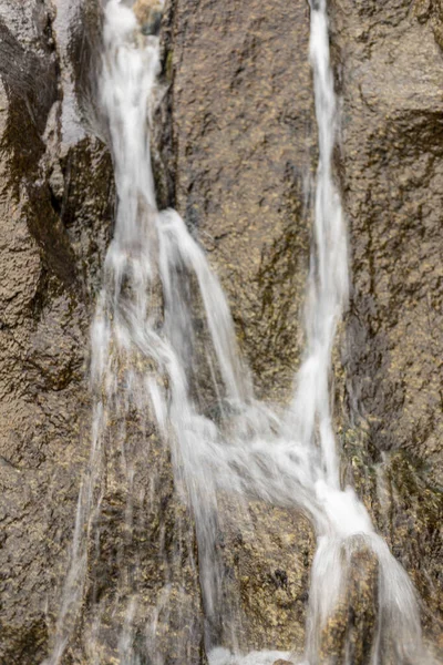 Cachoeiras Água Caindo Livre Por Uma Cachoeira Montanha — Fotografia de Stock