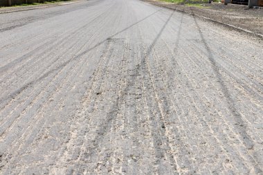 Eski asfaltı yoldan kaldırın. Yol onarımı kavramı.