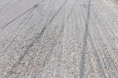 Yol yüzeyindeki asfaltı kaldırdık ve yolu yeniledik.