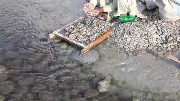 在巴基斯坦斯瓦特河挖掘点附近的斯瓦特翡翠矿土壤中寻找翡翠 — 图库视频影像
