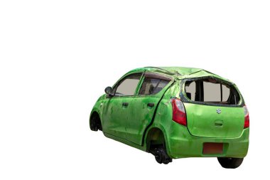 Beyaz arka planda araba kazası sonrası Suzuki: Swat, Pakistan - 10 Haziran 2023.